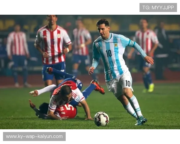 足球场上的“假动作艺术”：从摔倒到拉伸的“尴尬掩饰术”