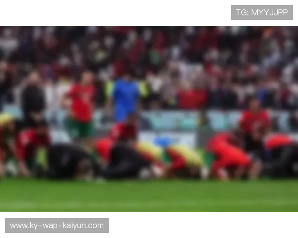 足球球迷跪地哭泣